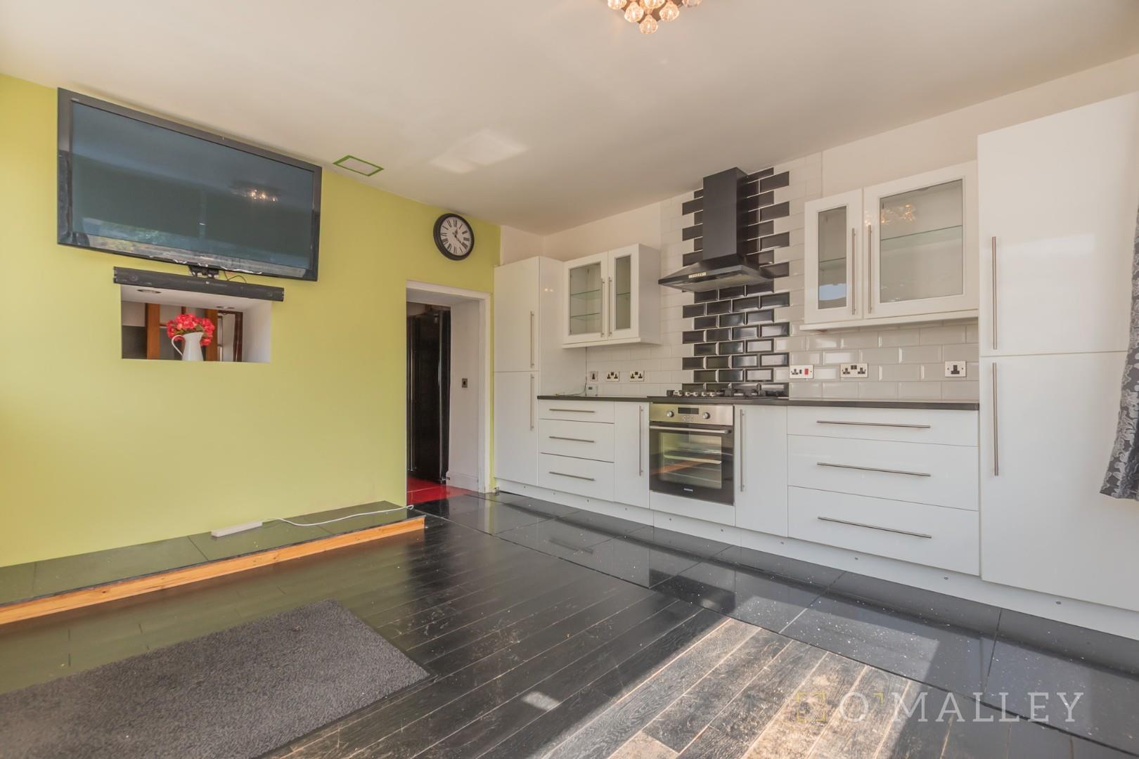 10. Kitchen 3.jpg